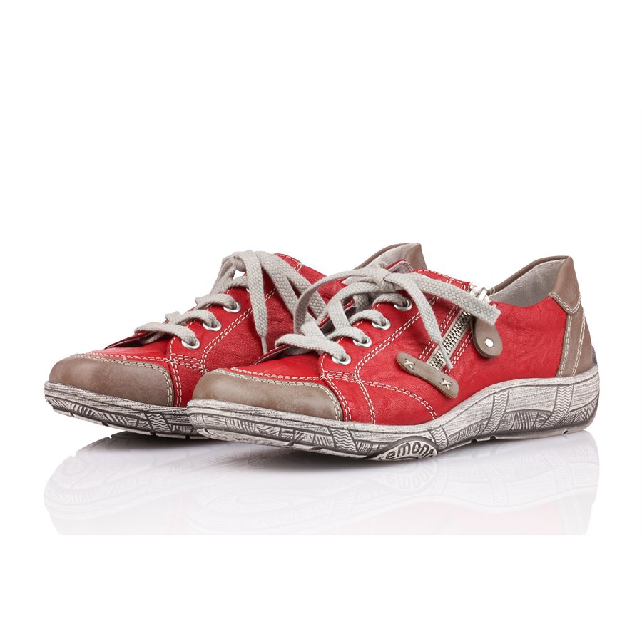 soulier avec semelle rouge