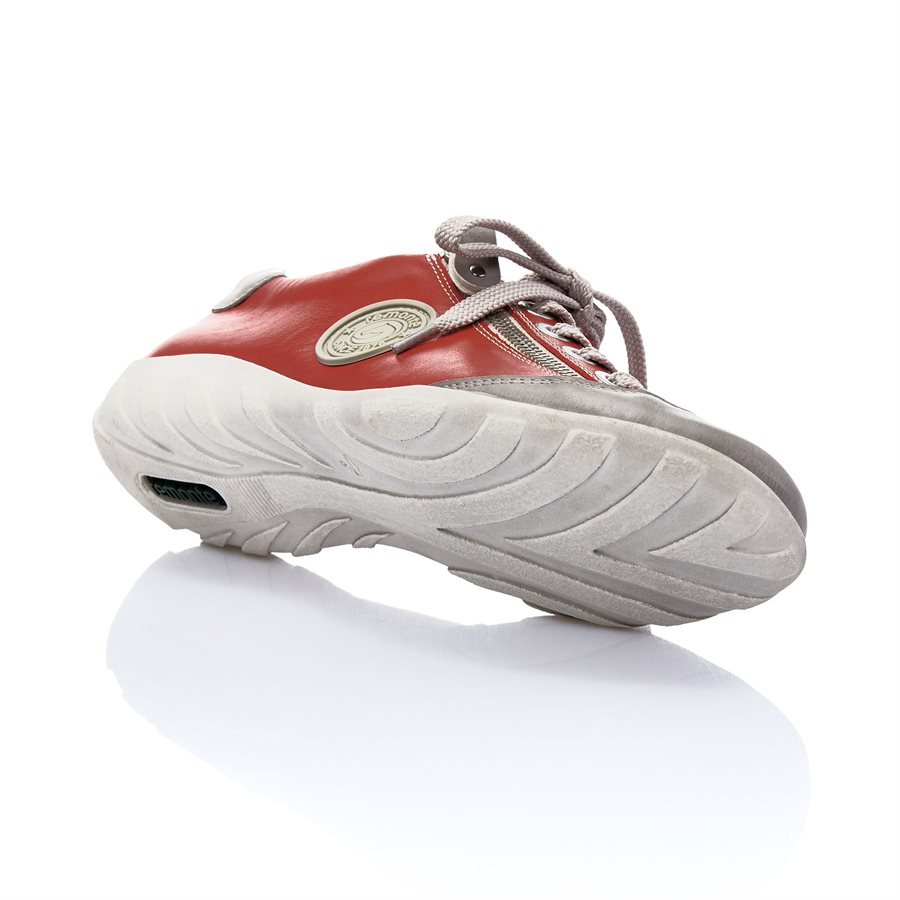 soulier avec semelle rouge